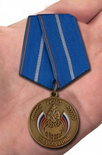 Медаль МЧС России За усердие - вид на ладони