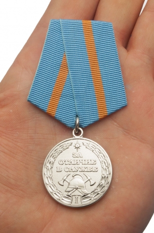 Медаль МЧС За отличие в службе 1 степени - на ладони