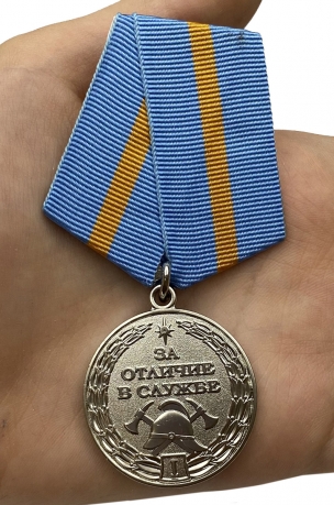 Медаль МЧС За отличие в службе 1 степени  на подставке - вид на ладони