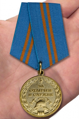 Медаль МЧС За отличие в службе 2 степени - на ладони