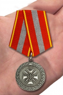 Медаль Министерства Юстиции РФ За доблесть 1 степени - вид на ладони