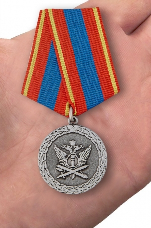 Медаль Министерства Юстиции Ветеран уголовно-исполнительной системы - вид на ладони