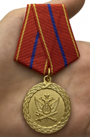Медаль Министерства Юстиции За службу 1 степени - вид на ладони