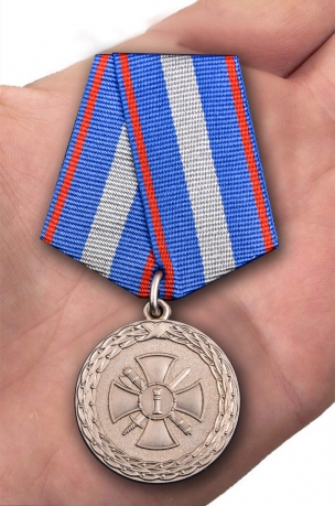Медаль Министерства Юстиции За укрепление уголовно-исполнительной системы 2 степени - вид на ладони