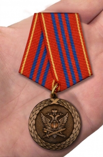 Медаль Минюста России За службу 3 степени - вид на ладони
