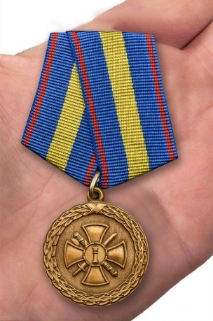 Медаль Минюста России За укрепление уголовно-исполнительной системы 1 степени - вид на ладони