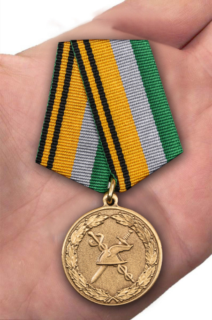 Медаль МО РФ 100 лет военной торговле - вид на ладони