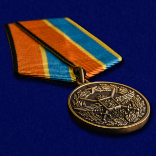Медаль МО РФ "100 лет ВВС" в наградном футляре из темно-бордового флока - общий вид