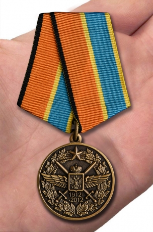 Медаль МО РФ "100 лет ВВС" в наградном футляре из темно-бордового флока - вид на ладони