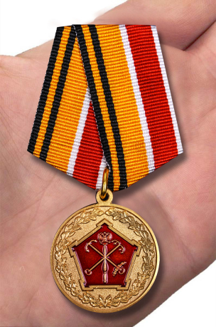 Медаль МО РФ "150 лет Западному военному округу" в красивом футляре из флока - вид на ладони