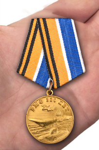 Медаль МО РФ "320 лет ВМФ России" в футляре из флока с пластиковой крышкой - вид на ладони
