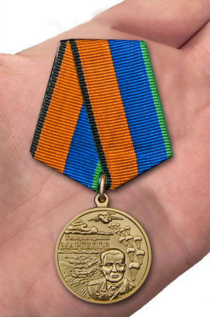 Медаль МО РФ "Генерал армии Маргелов" в бархатистом футляре из флока - вид на ладони