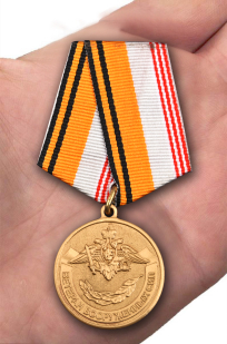 Медаль МО РФ "Ветеран Вооруженных сил" в бархатистом футляре из бордового флока - вид на ладони