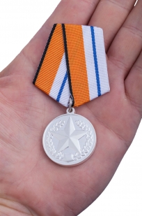 Медаль МО РФ За отличие в соревнованиях 2 место - вид на ладони