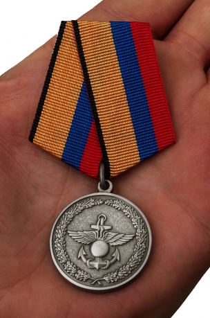Медаль Минобороны РФ За отличие в учениях - вид на ладони