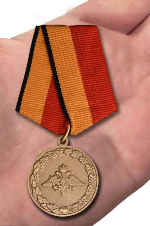 Медаль МО РФ За отличное окончание военного ВУЗа - вид на ладони