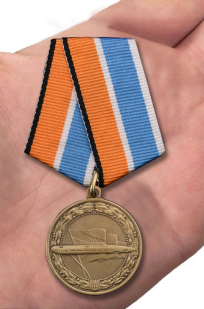 Медаль МО РФ За службу в подводных силах - вид на ладони