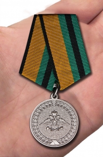 Медаль МО РФ За службу в железнодорожных войсках - вид на ладони