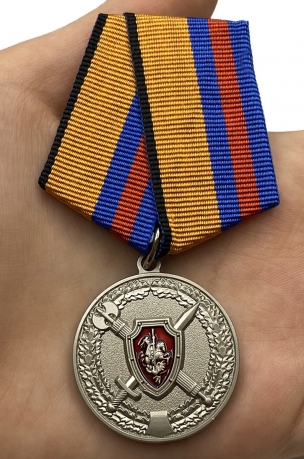 Медаль МО РФ "За заслуги в обеспечении законности и правопорядка" - вид на ладони