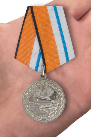 Медаль МО России "За морские заслуги в Арктике" в оригинальном футляре в прозрачной крышкой - вид на ладони