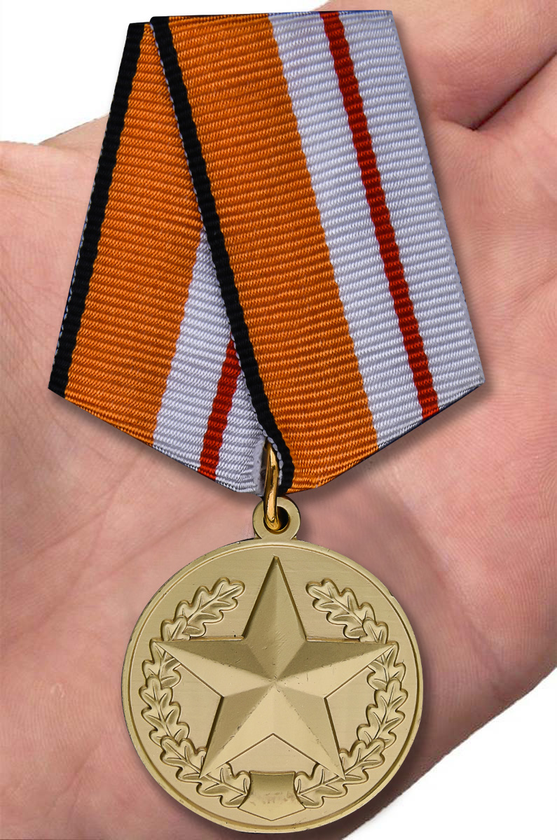 Медаль "85 лет ВДВ России" в бордовом футляре из флока – вид на ладони