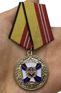Медаль «За воинскую доблесть» 2 степень - вид на ладони