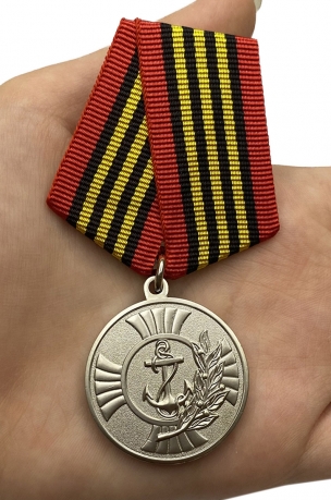 Медаль Морской пехоты «За заслуги» - вид на ладони