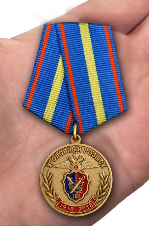 Медаль МВД РФ "100 лет уголовному розыску" в нарядном футляре из флока – вид на ладони