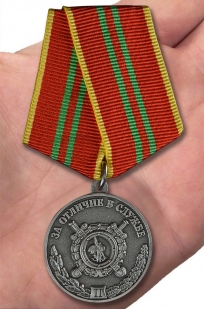Медаль МВД РФ "За отличие в службе" 2 степени в красивом футляре из флока - вид на ладони