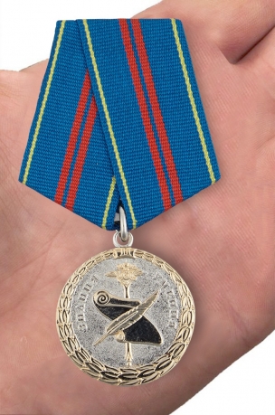 Медаль МВД РФ За управленческую деятельность 2 степени - вид на ладони