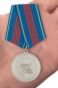 Медаль МВД РФ За заслуги в управленческой деятельности (3 степень) - вид на ладони