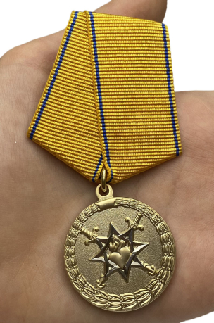 Медаль "За смелость во имя спасения" МВД России - вид на ладони