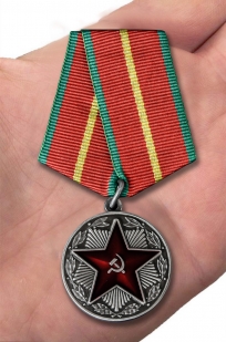 Медаль МВД СССР За безупречную службу 1 степени - вид на ладони