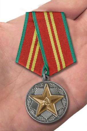 Медаль МВД СССР "За безупречную службу" 2 степень - вид на ладони