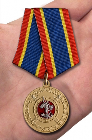 Медаль МВД "За добросовестную службу" в нарядном футляре из флока – вид на ладони