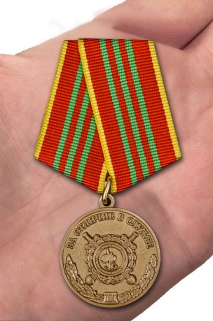 Медаль МВД За отличие в службе 3 степени на подставке - вид на ладони