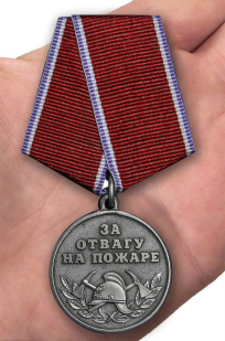 Медаль МВД "За отвагу на пожаре" в бархатистом футляре с пластикой крышкой - вид на ладони