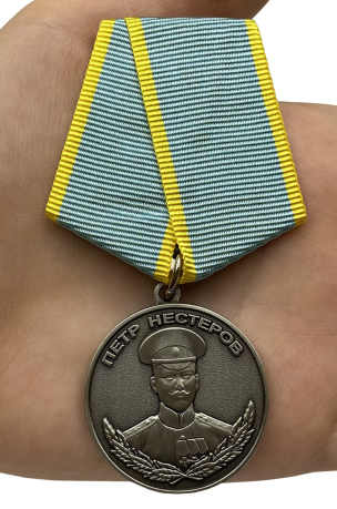 Медаль Нестерова на подставке - вид на ладони
