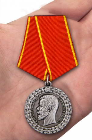 Медаль Николая II За беспорочную службу в полиции - вид на ладони