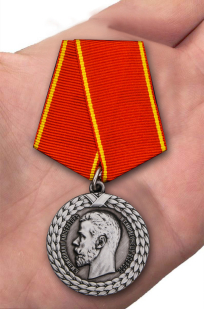 Медаль Николая II За беспорочную службу в тюремной страже - вид на ладони