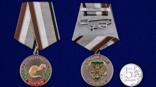 Медаль Норка (Меткий выстрел) на подставке - сравнительный вид