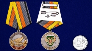 Медаль охотника Рябчик (Меткий выстрел) на подставке - сравнительный вид