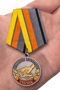 Медаль охотника Рябчик (Меткий выстрел) на подставке - вид на ладони