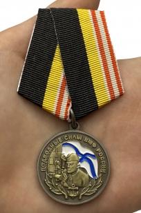 Медаль "Подводные силы ВМФ России" - вид на ладони