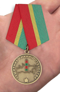 Медаль Погранвойск Защитник границ Отечества - на ладони
