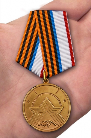 Медаль Республики Крым "За заслуги в поисковом деле" - вид на ладони
