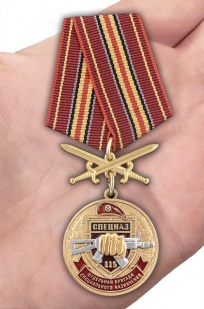 Медаль Росгвардии 115 ОБрСПН на подставке - вид на ладони