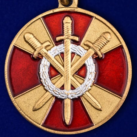 Купить медаль Росгвардии "За боевое содружество" в нарядном футляре с покрытием из бордового флока