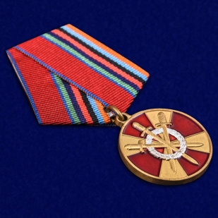Медаль Росгвардии "За боевое содружество" в нарядном футляре с покрытием из бордового флока - общий вид