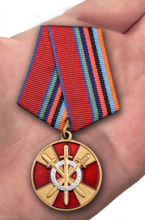 Медаль Росгвардии "За боевое содружество" в нарядном футляре с покрытием из бордового флока - вид на ладони